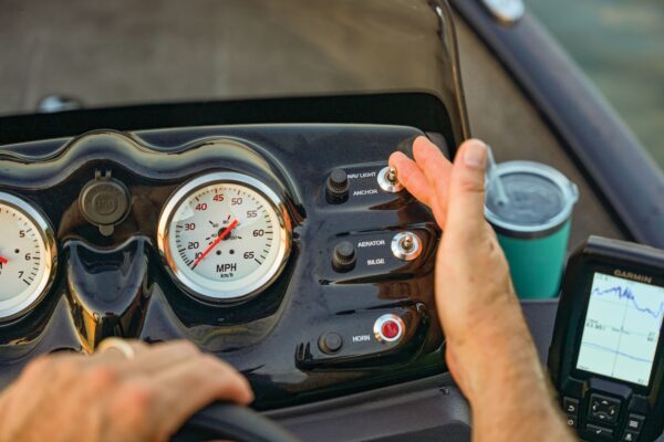 TRACKER SUPER GUIDE V-16 SC – Image 8