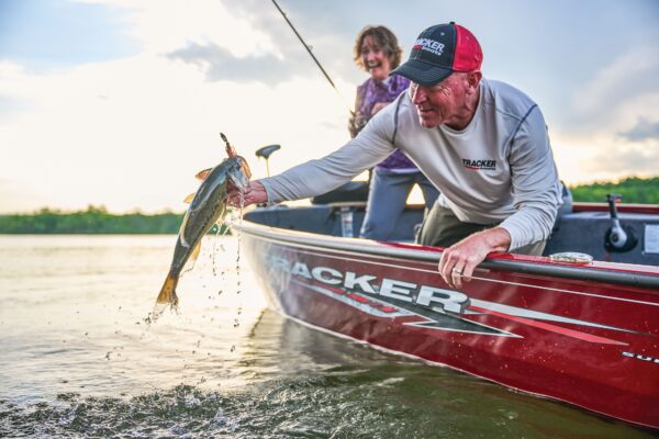 TRACKER SUPER GUIDE V-16 SC – Image 17