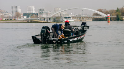 Tracker Super Guide V16 SC, bateau de peche en aluminium type bass boat, coque V