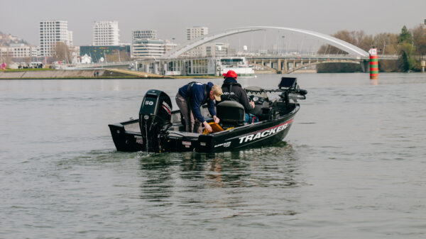 Tracker Super Guide V16 SC, bateau de peche en aluminium type bass boat, coque V