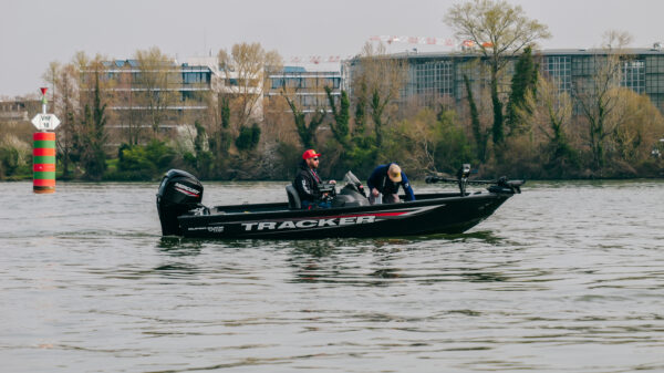 Tracker Super Guide V16 SC, bateau de peche en aluminium type bass boat, coque V