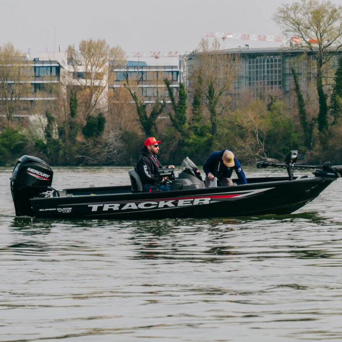 Tracker Super Guide V16 SC, bateau de peche en aluminium type bass boat, coque V