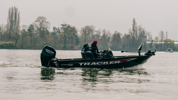 Tracker Super Guide V16 SC, bateau de peche en aluminium type bass boat, coque V