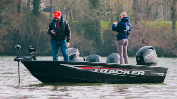 Tracker Super Guide V16 SC, bateau de peche en aluminium type bass boat, coque V