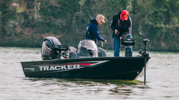 Tracker Super Guide V16 SC, bateau de peche en aluminium type bass boat, coque V