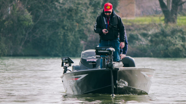 Tracker Super Guide V16 SC, bateau de peche en aluminium type bass boat, coque V