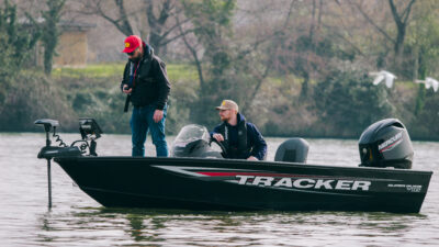 Tracker Super Guide V16 SC, bateau de peche en aluminium type bass boat, coque V