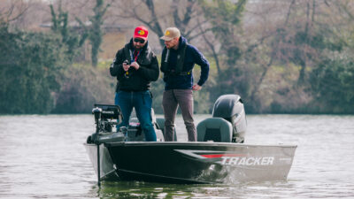 Tracker Super Guide V16 SC, bateau de peche en aluminium type bass boat, coque V