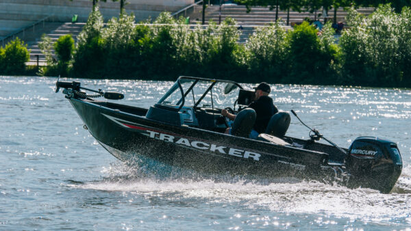 P1018068 TRACKER PRO GUIDE V-16 WT – Image 1