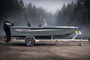 Bateau de peche Orka 475 SC vue latérale sur remorque