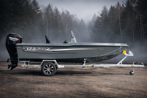 Bateau de peche Orka 475 SC vue latérale sur remorque